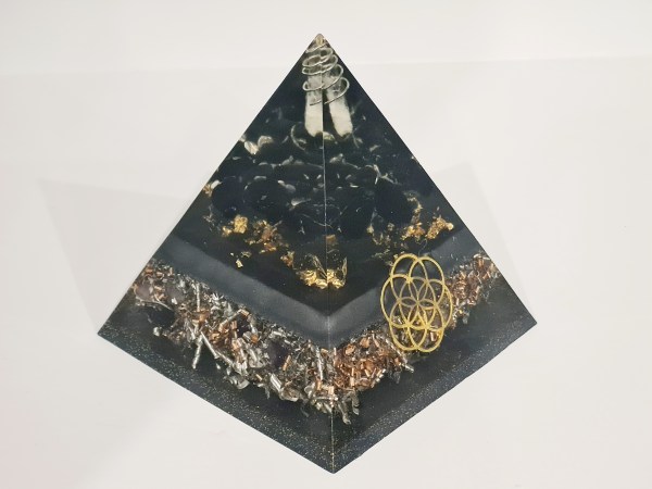 Orgonite pyramide tourmaline noire fleur de vie argentée